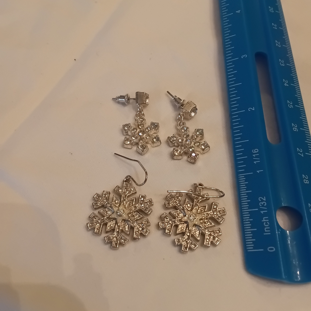 Snowflake-themed dangle earrings w Crystal Bundle